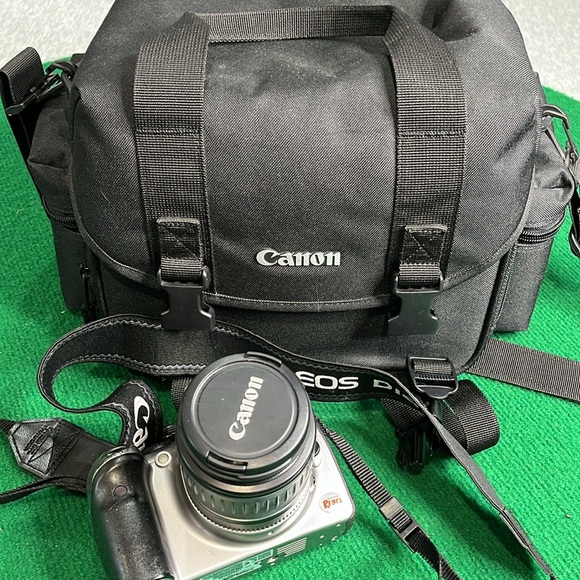 Canon Silver Camera with Black Bag 18- 55mm with bag - Picture 3 of 3